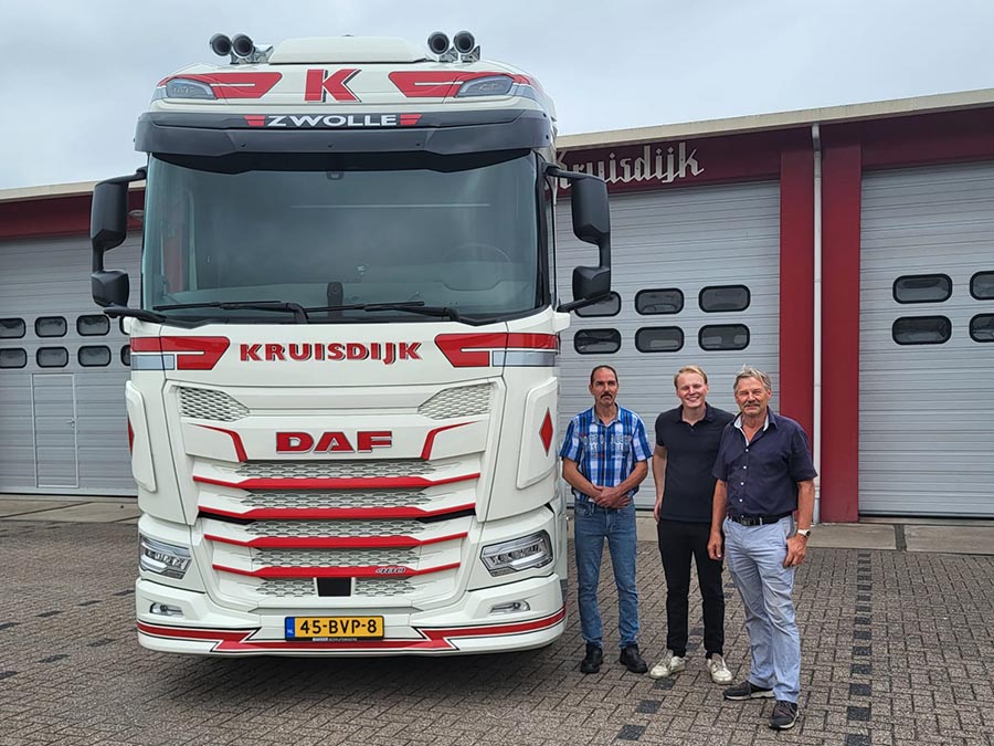 overdracht daf bij kruisdijk in Zwolle