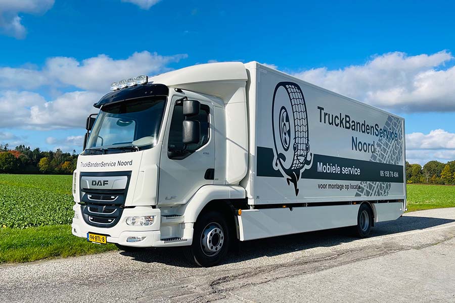 Afgeleverd aan Truckbandenservice Noord te Smilde; deze DAF LF bakwagen