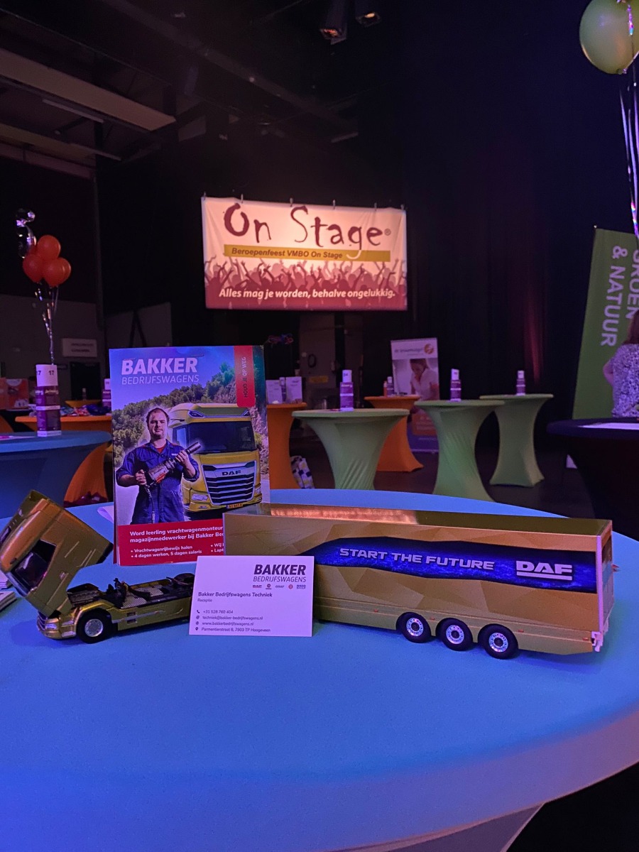 20220517_VMBO_on_stage5_900.jpg